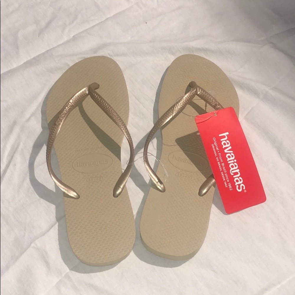 Gold Thin Strap Havaianas Sandal 🔥